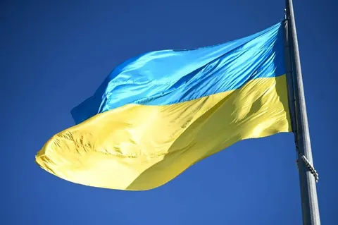 В Ужгороді на площі Хмельницького підняли найбільший прапор області