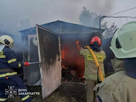 В Ужгороді гаражі на Шухевича горіли вночі: рятувальники працювали дві години