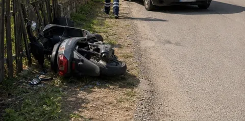 На Тячівщині скутер врізався в огорожу: постраждав 10-річний хлопчик