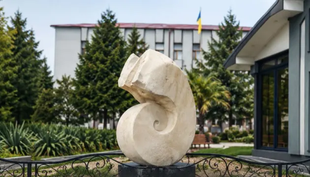 У Солочині скульптори з семи країн творять «Карпатський скульптурний шлях»