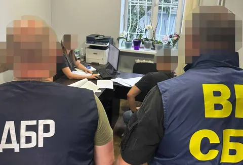 На Закарпатті двох працівників СБУ підозрюють у переправленні чоловіків за $33 000