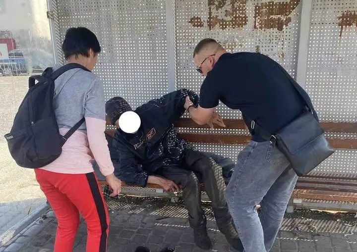 У Мукачеві на зупинці в Паланку знайшли літнього чоловіка та повернули його додому
