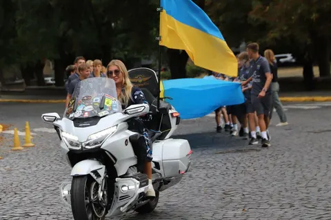 25-метровий прапор і байкери з 26 країн: як в Ужгороді пройшов «Парад націй»