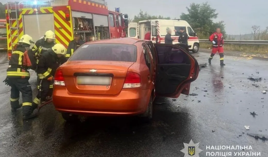 Потрійна ДТП біля Нижніх Воріт: загинув пасажир легковика, двоє в лікарні