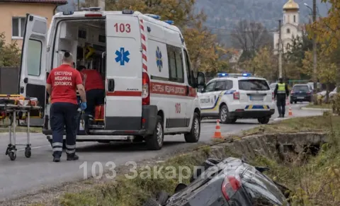 На Хустщині авто з'їхало в кювет і перекинулося: 34-річна жінка у лікарні