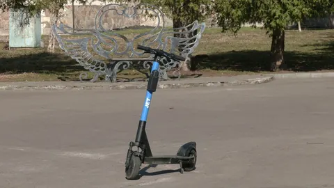 В Ужгороді дівчина на самокаті зіткнулася з велосипедистом