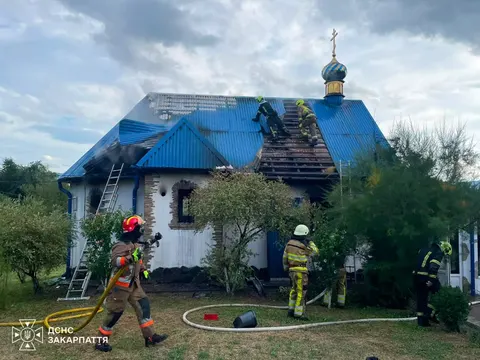 У Грушові горів монастирський скит: рятувальники врятували будівлю