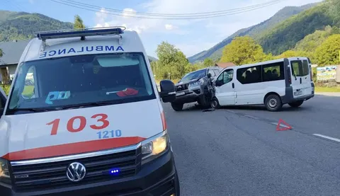У Квасах на Рахівщині зіткнулися два авто: троє людей у лікарні