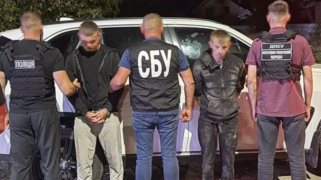 На Закарпатті затримали двох ділків, які за 7 тисяч доларів обіцяли переправити чоловіка до Словаччини