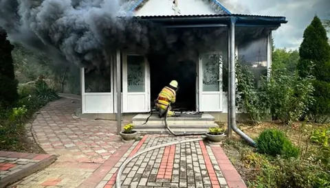 У Грушові на Тячівщині вогнеборці врятували монастирський скит від знищення