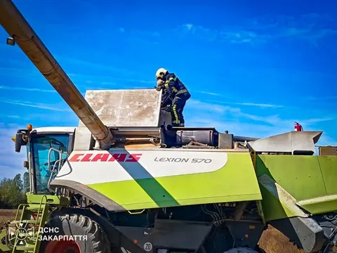 На Мукачівщині під час жнив загорівся комбайн Claas Lexion