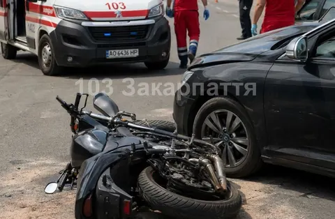 На Тячівщині авто зіткнулося з мотоциклом: двоє травмованих