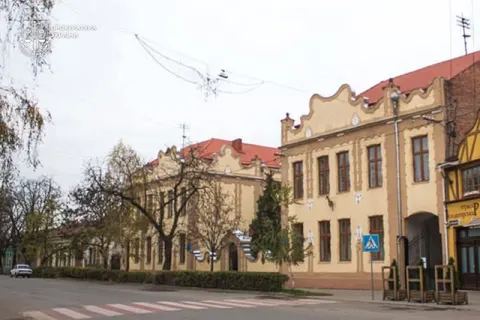 Берегівська міськрада муситиме зберегти три історичні будівлі шкіл