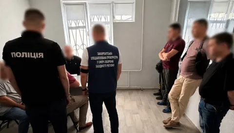 На Закарпатті п'ятьом працівникам ТЦК оголосили підозри за фіктивний призов