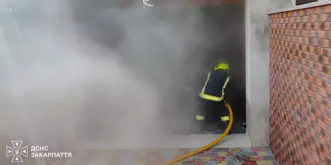 У Сторожниці через акумулятор загорівся гараж: подробиці пожежі