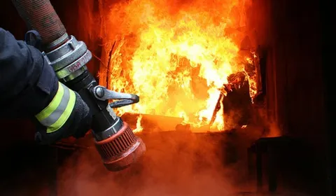 У Мукачеві вогнеборці врятували чоловіка з задимленої квартири