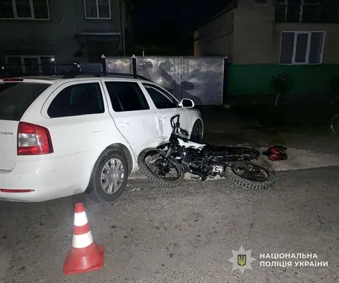 На Мукачівщині мотоцикл зіткнувся з легковиком: двоє 14-річних підлітків у лікар