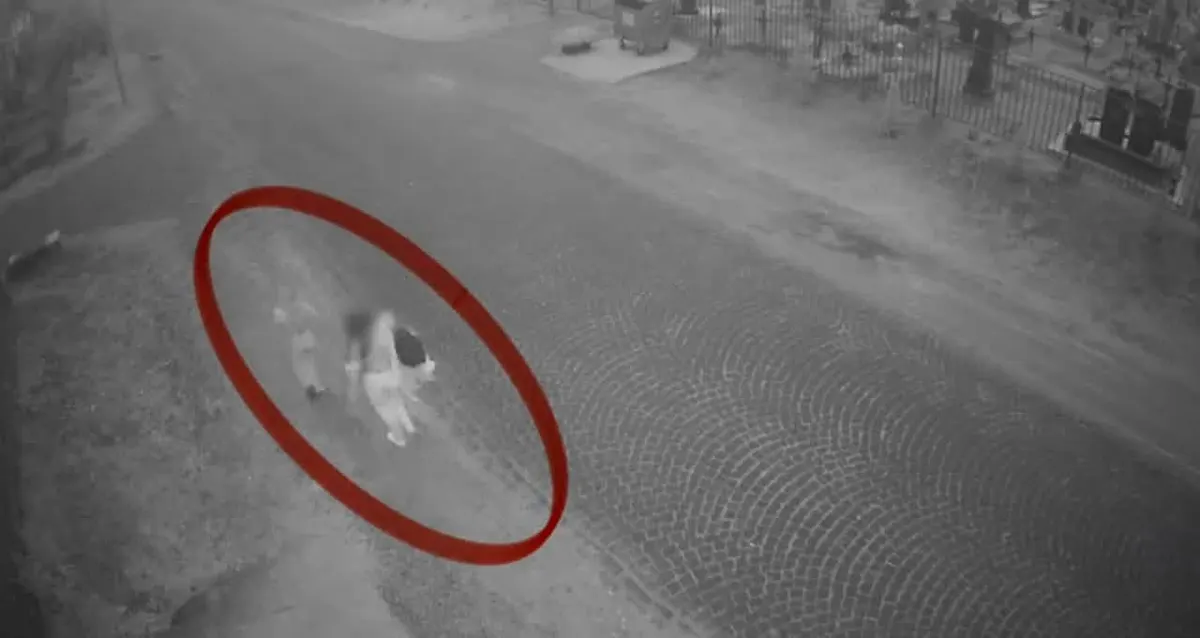 У Виноградові жінки забрали квіти з могили, аби «подарувати» вчительці