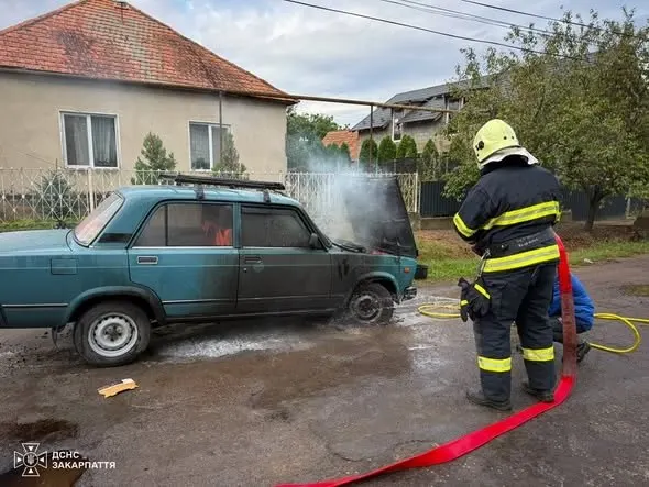У Малій Доброні горів ВАЗ-2107: рятувальники врятували авто від повного знищення