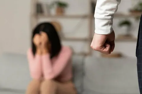 «Що тут зайве?»: в Україні стартувала кампанія проти домашнього насильства