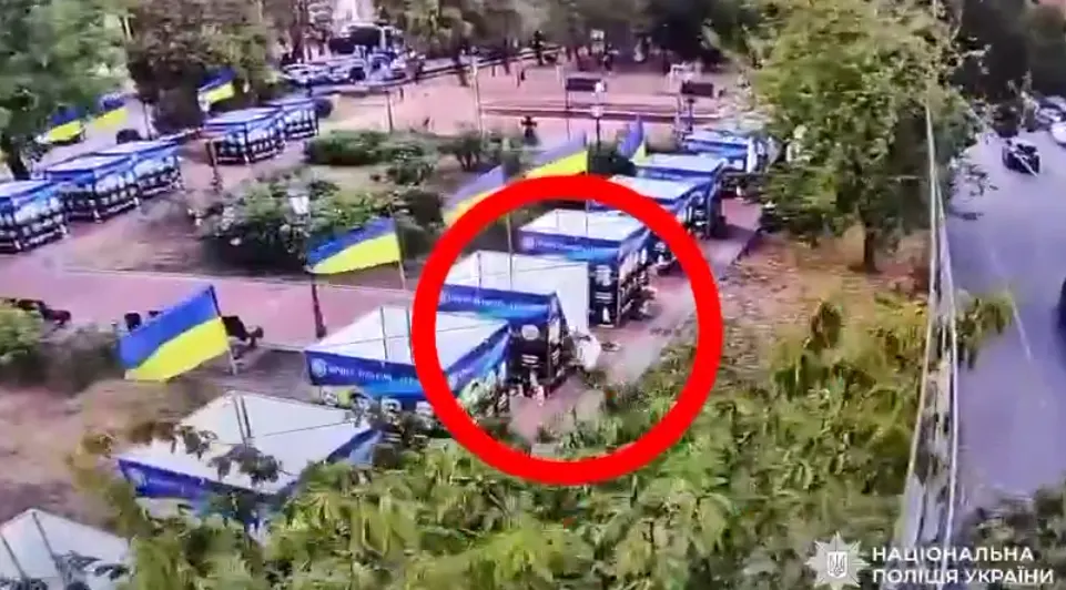 В Ужгороді на Алеї Героїв обірвалися банери: поліція каже, що це вітер, а не вандали