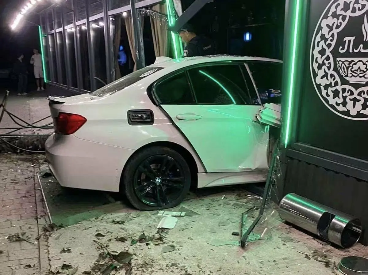В Ужгороді BMW вилетіла з дороги та в'їхала в ресторан на Бобяка