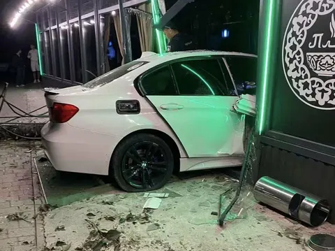 В Ужгороді BMW вилетіла з дороги та в'їхала в ресторан на Бобяка