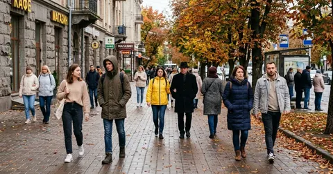 Осінь в Україні буде нерівною: захід ще потягне тепло, центр і схід — ні