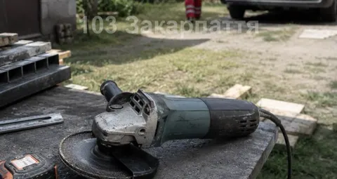 На Хустщині чоловік порізав стегно болгаркою