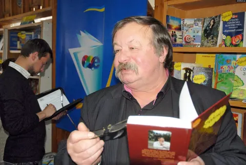 У Миколаєві вшанували пам'ять поета Дмитра Кременя новою дошкою
