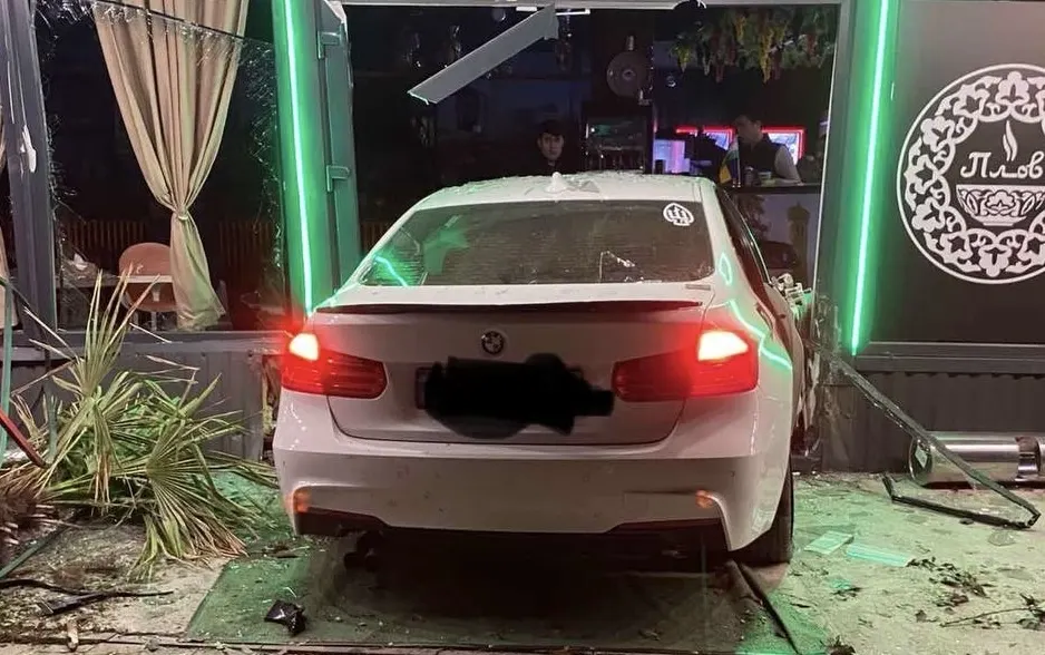 В Ужгороді BMW знесла пальму й врізалася в ресторан: одна дівчина в лікарні
