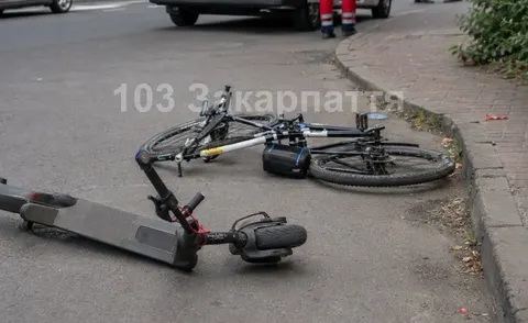 У Ужгороді зіткнулися самокатниця та велосипедист: дівчина травмована